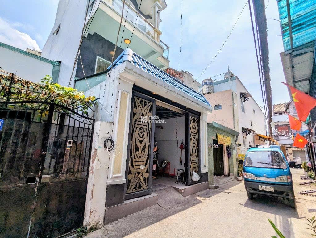 Nhỉnh 7T cách Cresent Mall chỉ 2P - nhà phố 3 lầu -75MV - sang xịn full nội thất - ôtô tới nhà