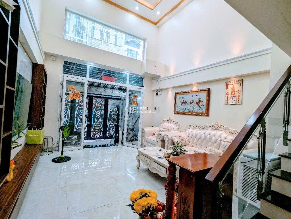 Nhỉnh 7T cách Cresent Mall chỉ 2P - nhà phố 3 lầu -75MV - sang xịn full nội thất - ôtô tới nhà