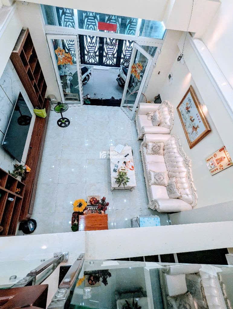 Nhỉnh 7T cách Cresent Mall chỉ 2P - nhà phố 3 lầu -75MV - sang xịn full nội thất - ôtô tới nhà