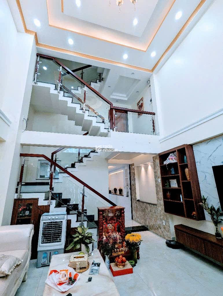 Nhỉnh 7T cách Cresent Mall chỉ 2P - nhà phố 3 lầu -75MV - sang xịn full nội thất - ôtô tới nhà