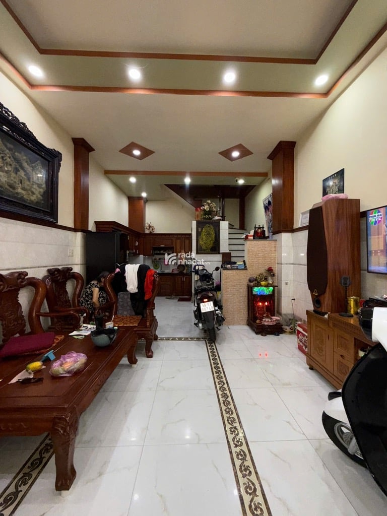 BÁN NHÀ ĐƯỜNG HỒNG LẠC -  NHÀ 3 TẦNG BTCT- TẶNG NỘI THẤT GỖ XỊN - VUÔNG A4 - NHỈNH 6 TỶ