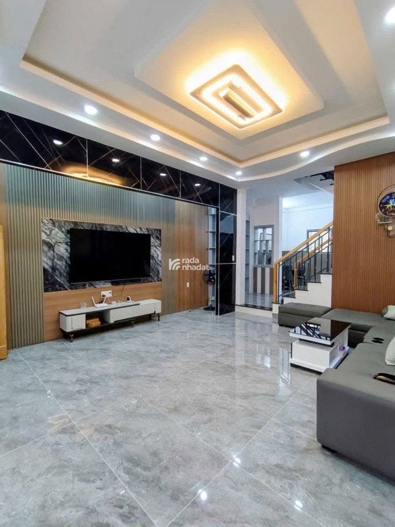 Nhà đẹp nhỉnh 6 tỉ.FULL nội thất. 5,1x13m. 2 tầng. HXH thông sát MT Đs18, Quang