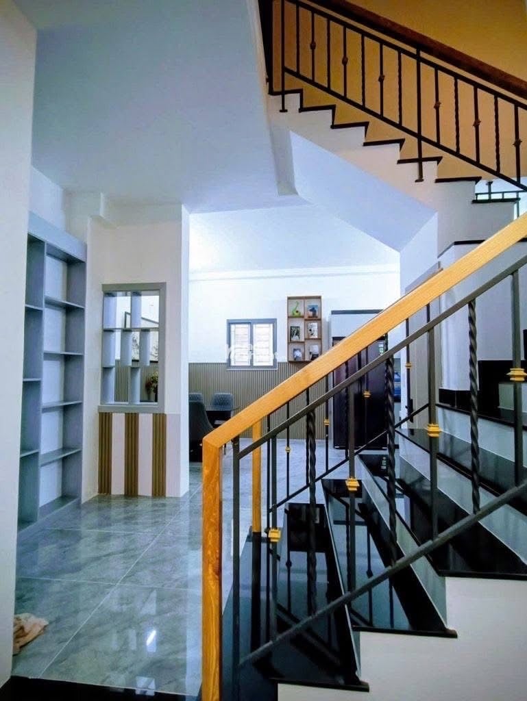 Nhà đẹp nhỉnh 6 tỉ.FULL nội thất. 5,1x13m. 2 tầng. HXH thông sát MT Đs18, Quang