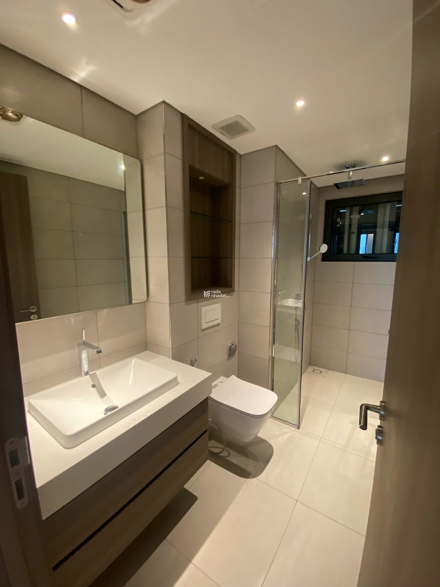 Em cần bán căn góc view hồ Tây. Giá bán cực tốt