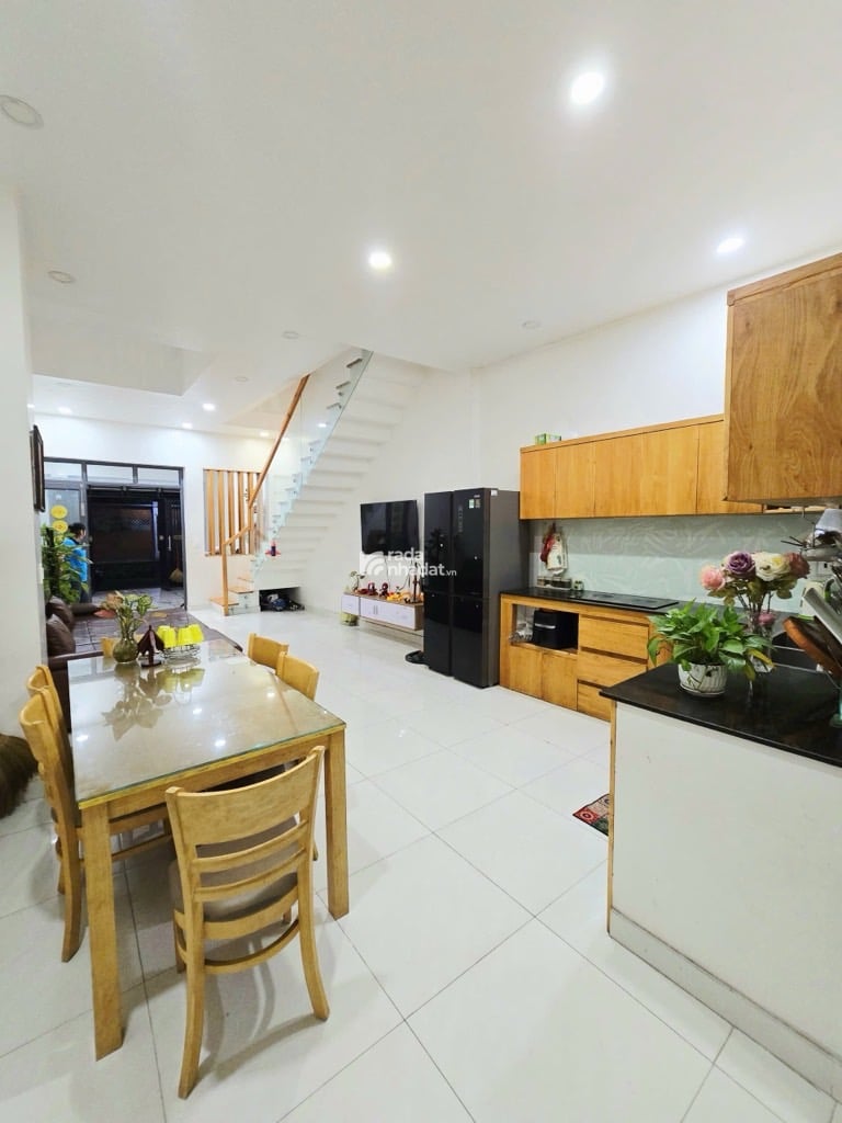 NHÀ PHỐ 3 TẦNG 71M2 HẺM 10M CÓ VỈA HÈ, P. LONG TRƯỜNG, THỦ ĐỨC 