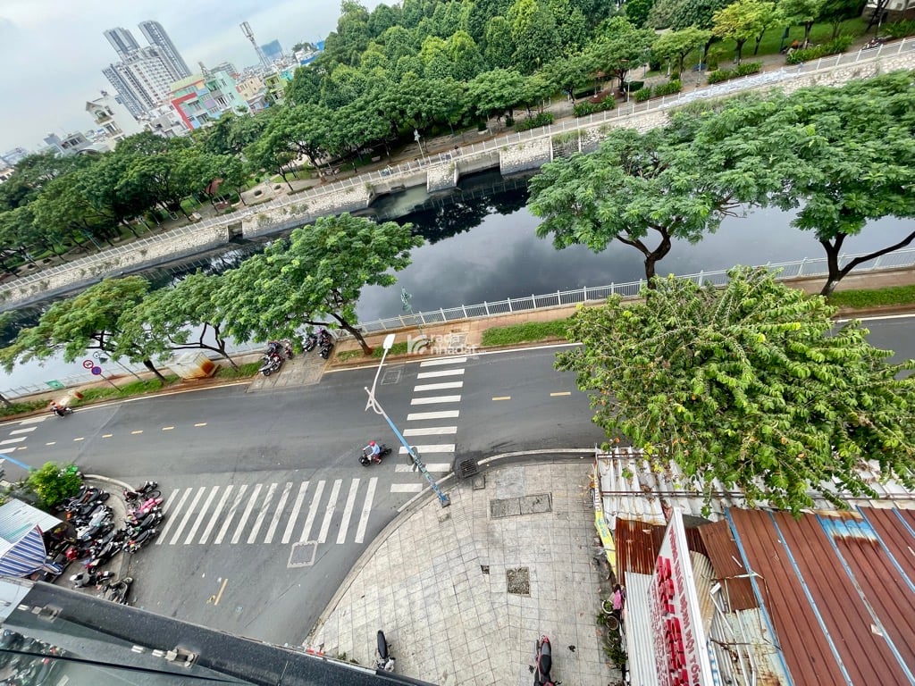 CHỈ HƠN 7 TỶ SỞ HỮU SIÊU PHẨM MẶT TIỀN LÒ GỐM - 5 TẦNG - NHÀ MỚI TINH DỌN Ở NGAY