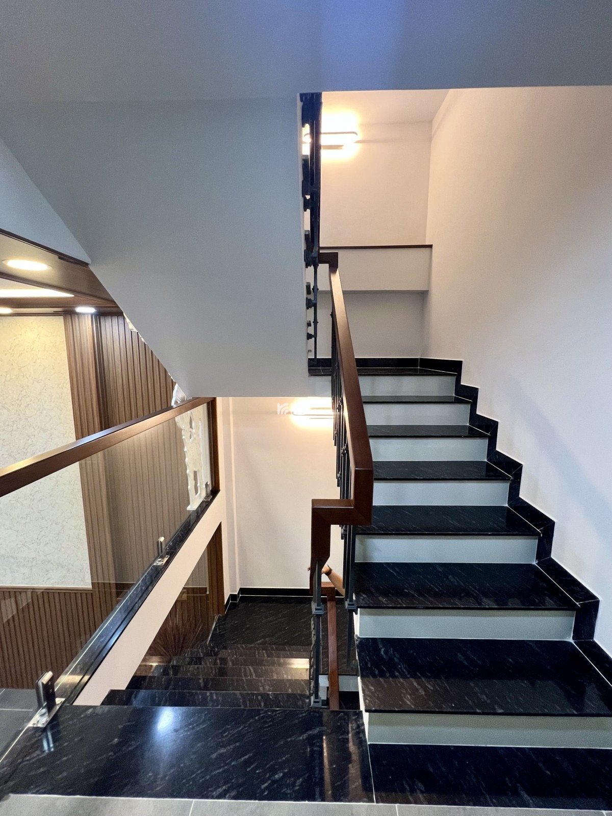 HẺM 6M CÁCH TẶNG NỘI THẤT CƠ BẢN DT: 4X16 - 64M2  KC: Trệt lững 2 lầu - 4pn 4wc - phòng thờ - st