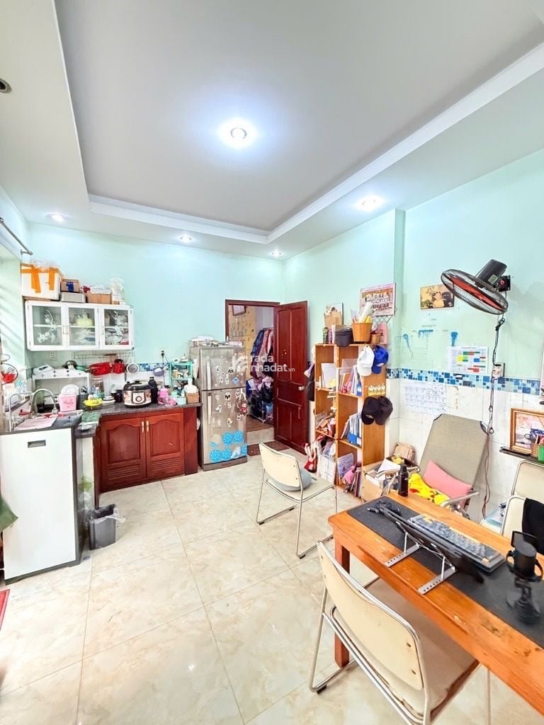 Nhà lô góc 1 mặt tiền, 1 mặt hẻm xe hơi. Nhà chia 2 căn riêng biệt. có thể vừa ở vừa kinh doanh hoặ