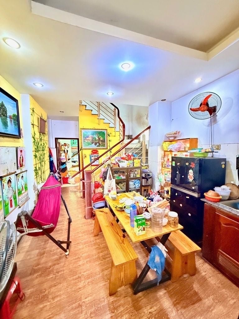 Nhà lô góc 1 mặt tiền, 1 mặt hẻm xe hơi. Nhà chia 2 căn riêng biệt. có thể vừa ở vừa kinh doanh hoặ