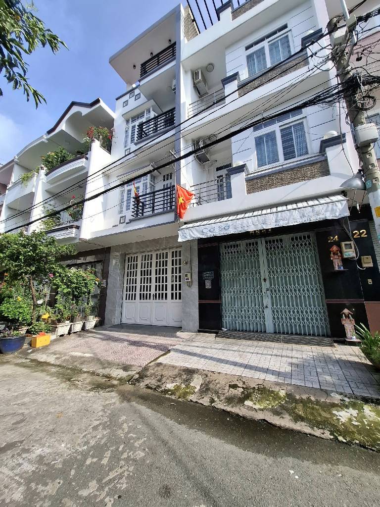 Kết cấu: Số tầng: 4 (gồm 1 trệt, 2 lầu, ban công, sân thượng,...) đúc BTCT chắc chắn, có 4PN, 4WC