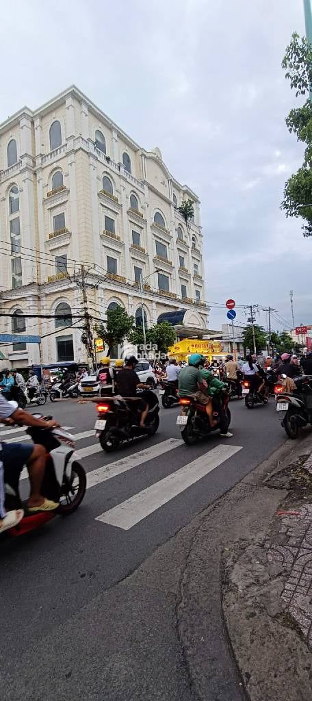  BÁN NHÀ CẤP 4 MẶT TIỀN KINH DOANH SẦM UẤT HỢP ĐỒNG THUÊ ỔN ĐỊNH 