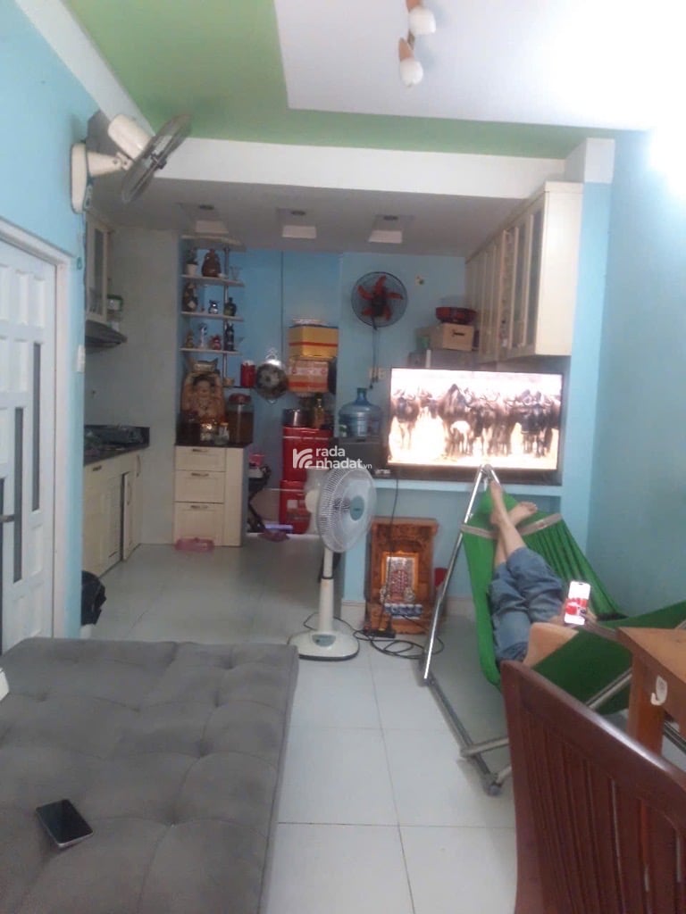 Nhà 1 trệt, lửng, 2 lầu, sân thượng.Xây chắc chắn, 4 PN, 4 WC, 