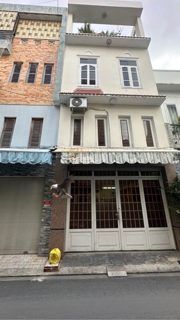 Nhà 1 trệt, lửng, 2 lầu, sân thượng.Xây chắc chắn, 4 PN, 4 WC, 