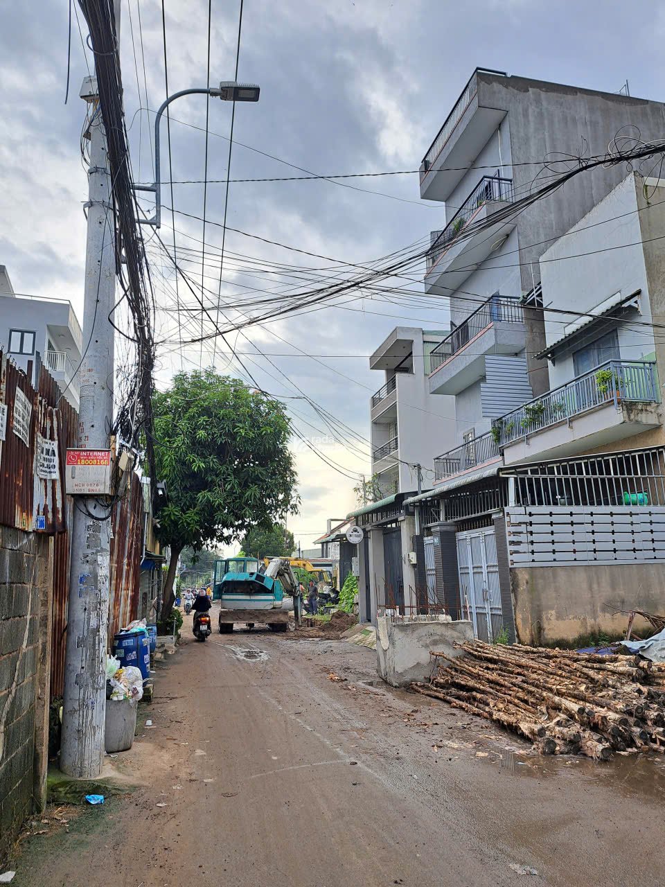 RA GẤP LÔ ĐẤT Đ. NHỰA 6m THẲNG TRỤC QL13, HÀNG XÓM KDC HỒNG LONG 5X32; 11,5 TỶ.