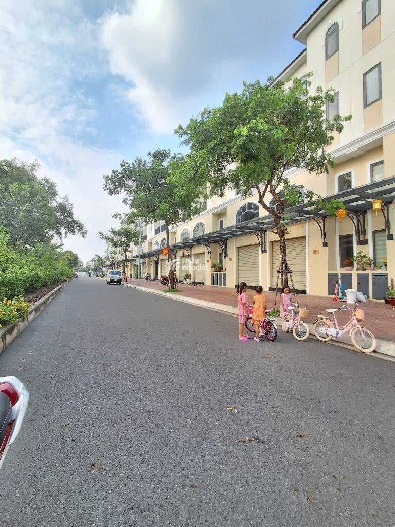 Bán Shophouse 4 tầng, DT 181m2, KDC Senturia Bình Hưng Bình Chánh, Sổ hồng, Giá tốt