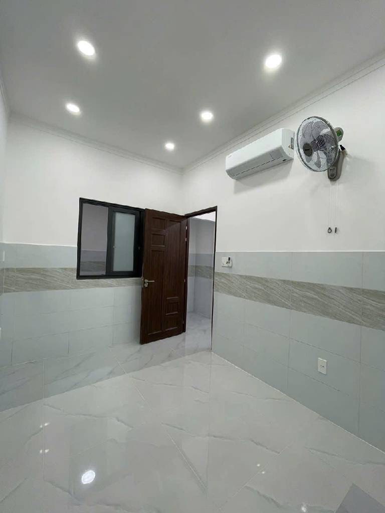 HẺM XE TẢI - NGAY NGÃ TƯ 4 XÃ - TIẾP GIÁP LÊ VĂN QUỚI, HOÀ BÌNH, BÌNH LONG, NGAY CHỢ - NHÀ MỚI ĐẸP