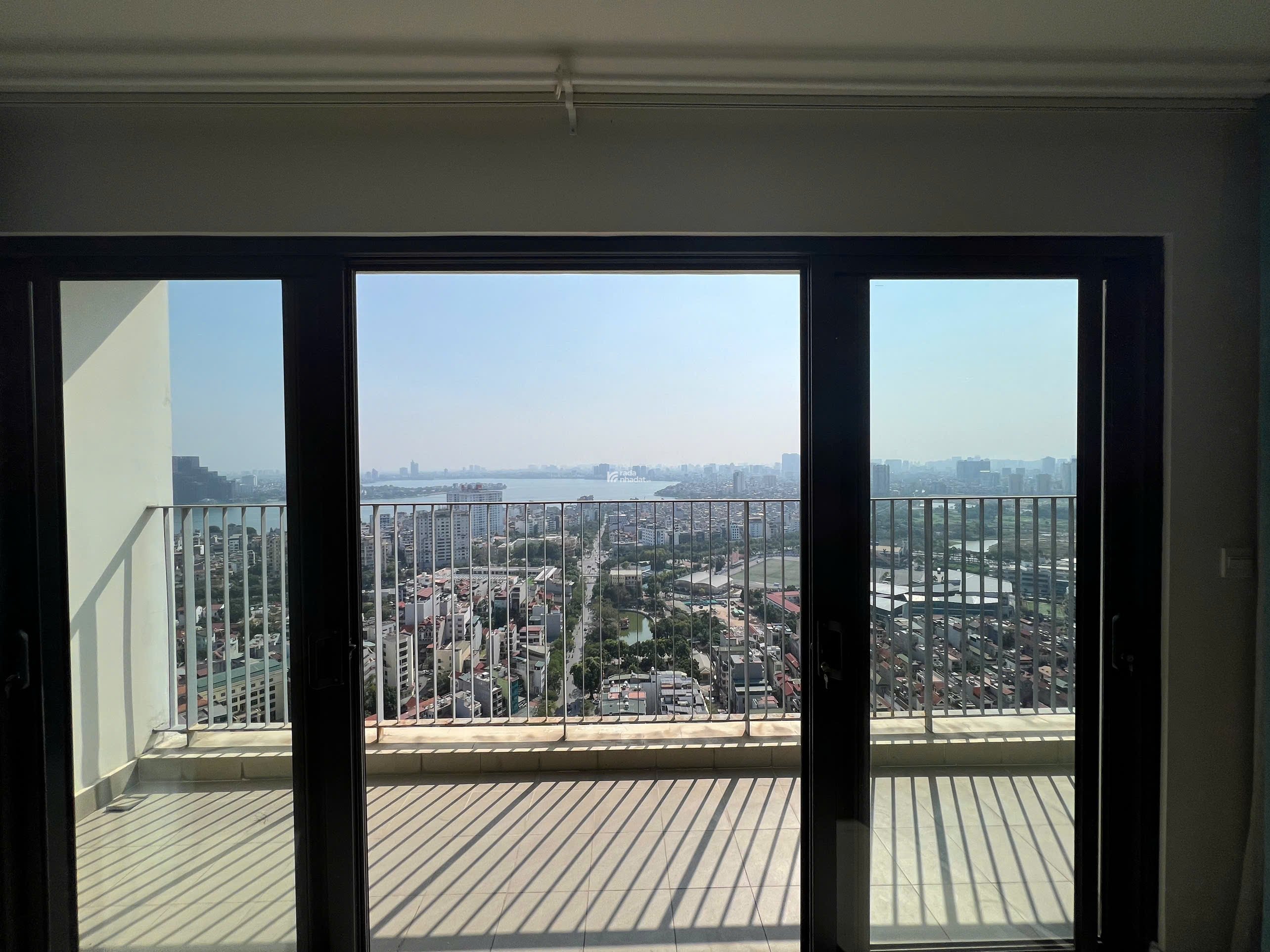 Bán căn 3 ngủ Kosmo Tây Hồ tầng 3x trục 02 view Hồ Tây, dòng tiền 62tr 1tháng, giá nhỉnh 30 tỷ