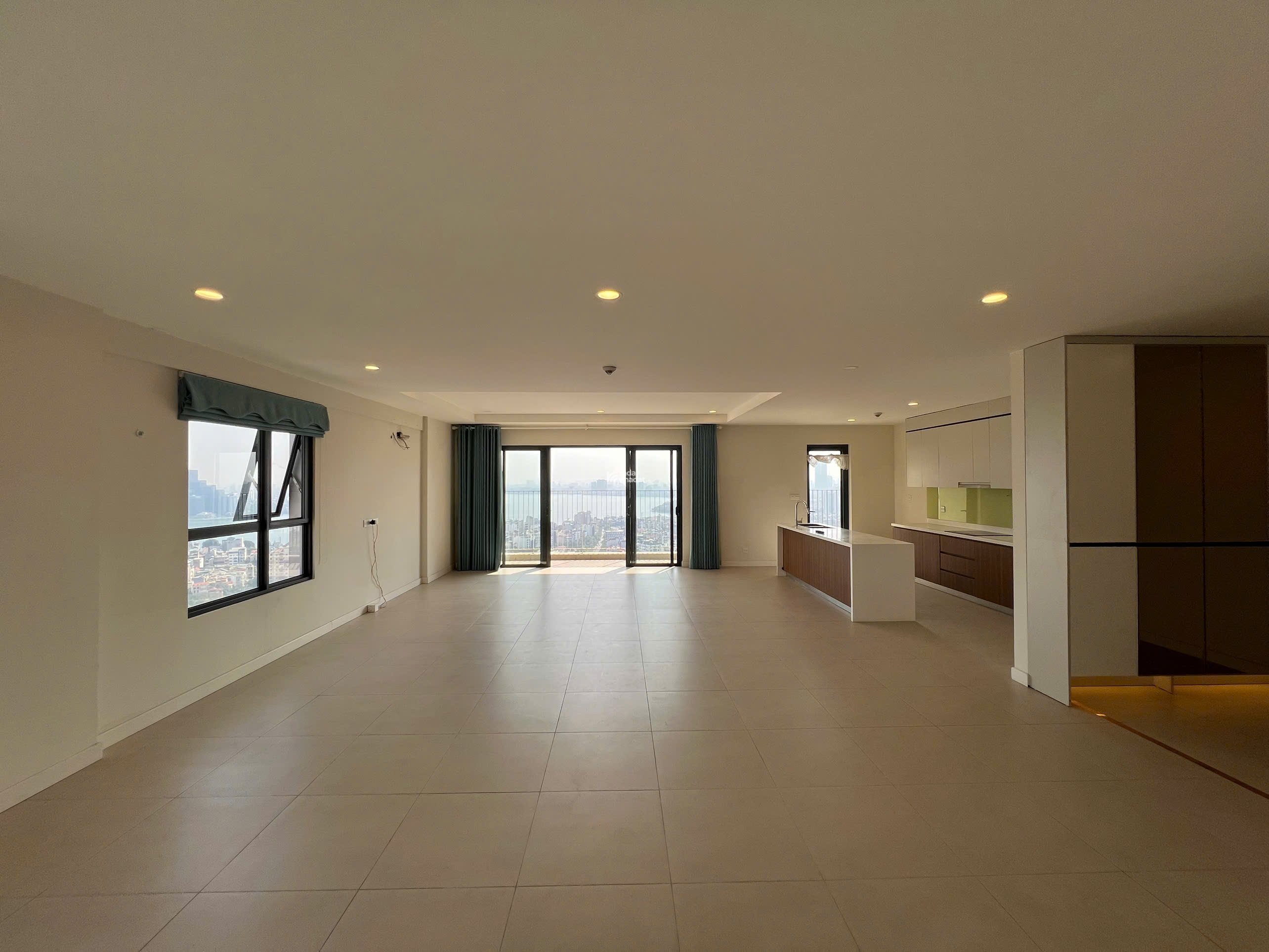 Bán căn 3 ngủ Kosmo Tây Hồ tầng 3x trục 02 view Hồ Tây, dòng tiền 62tr 1tháng, giá nhỉnh 30 tỷ