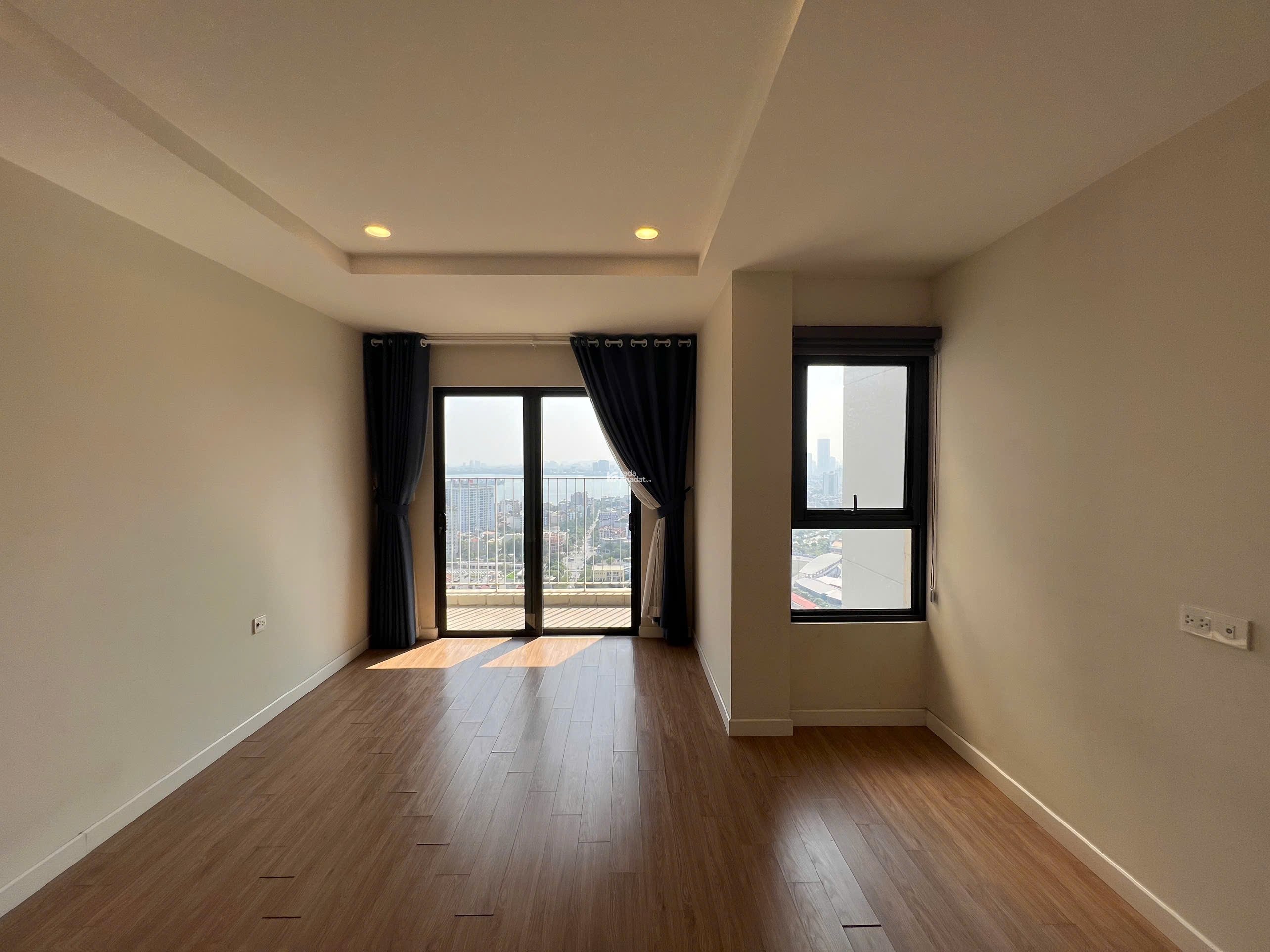 Bán căn 3 ngủ Kosmo Tây Hồ tầng 3x trục 02 view Hồ Tây, dòng tiền 62tr 1tháng, giá nhỉnh 30 tỷ