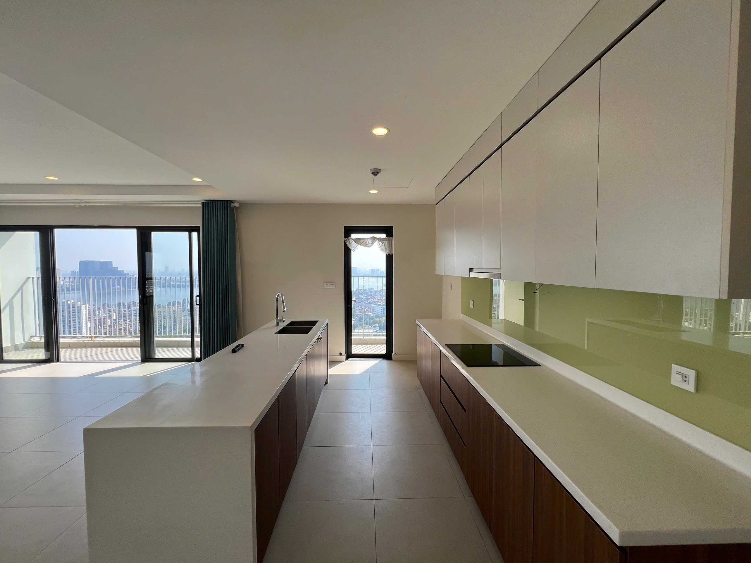 Bán căn 3 ngủ Kosmo Tây Hồ tầng 3x trục 02 view Hồ Tây, dòng tiền 62tr 1tháng, giá nhỉnh 30 tỷ