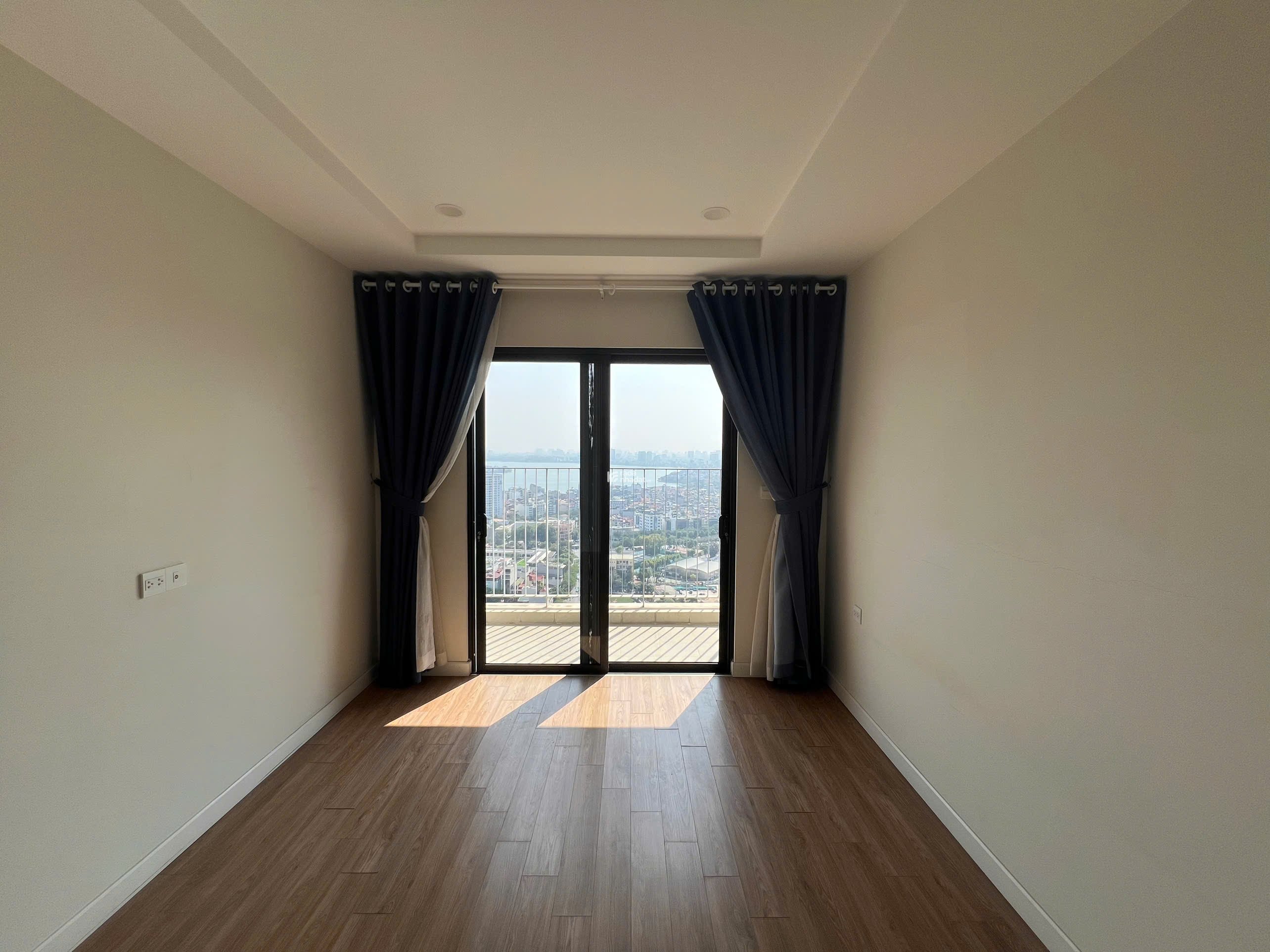 Bán căn 3 ngủ Kosmo Tây Hồ tầng 3x trục 02 view Hồ Tây, dòng tiền 62tr 1tháng, giá nhỉnh 30 tỷ