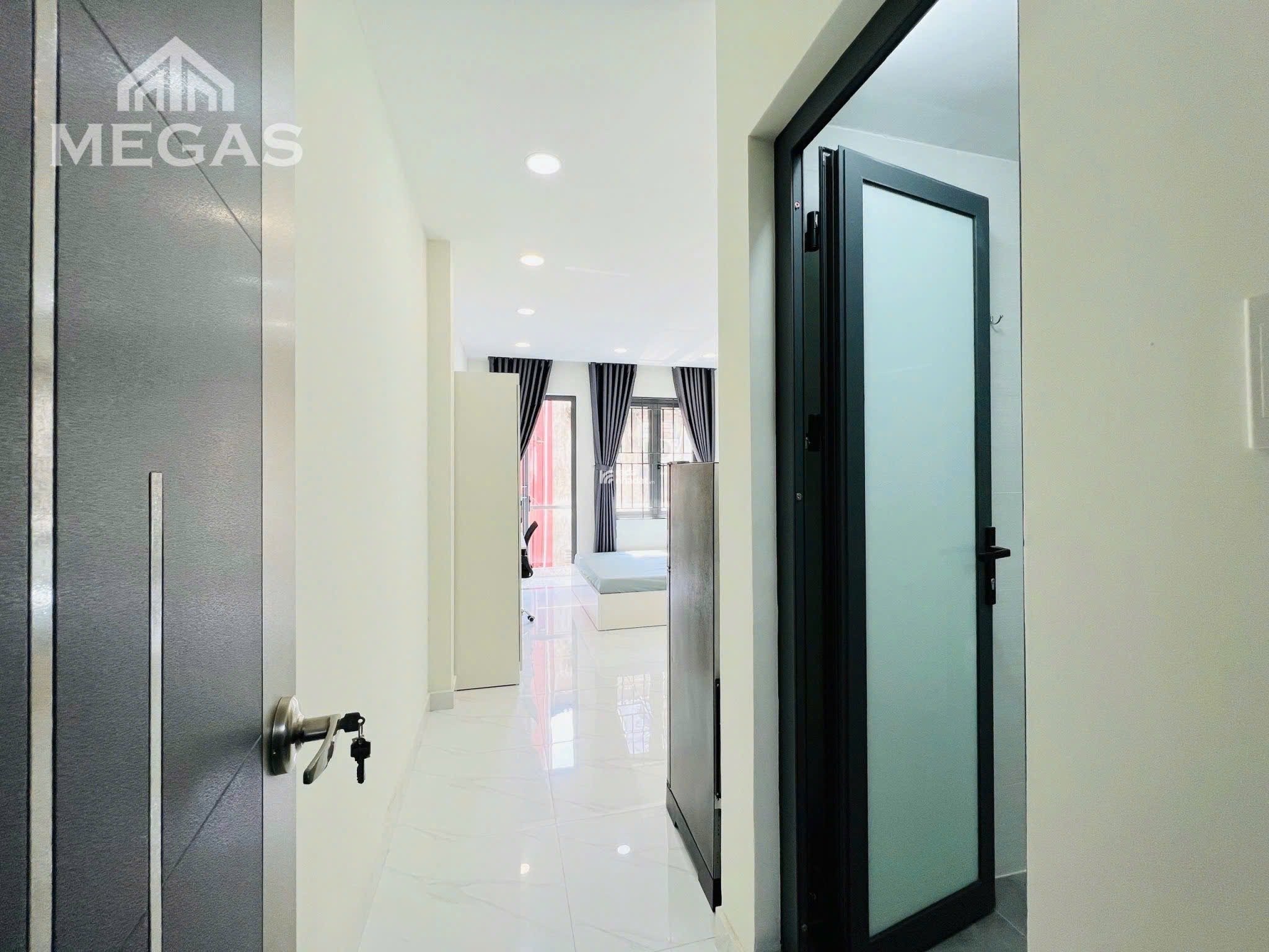 CĂN HỘ TÁCH BẾP FULL NỘI THẤT BAN CÔNG GIÁ NGAY VỊ TRÍ QUẬN 1