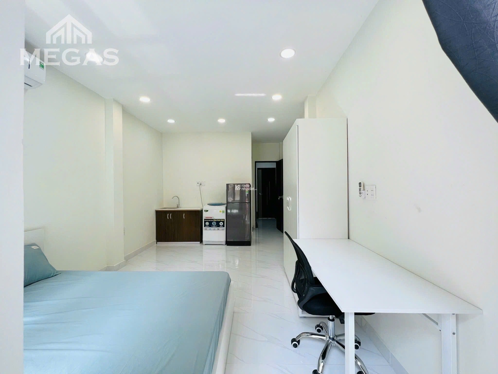 CĂN HỘ TÁCH BẾP FULL NỘI THẤT BAN CÔNG GIÁ NGAY VỊ TRÍ QUẬN 1