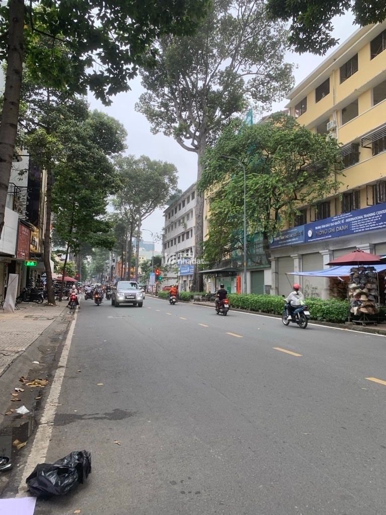 BÁN NHÀ ĐẸP 3 LẦU SÂN THƯỢNG MÁI CHE NGAY KHU VIP CON ĐƯỜNG THỜI TRANG NỔI TIẾNG CỦA QUẬN 5 –