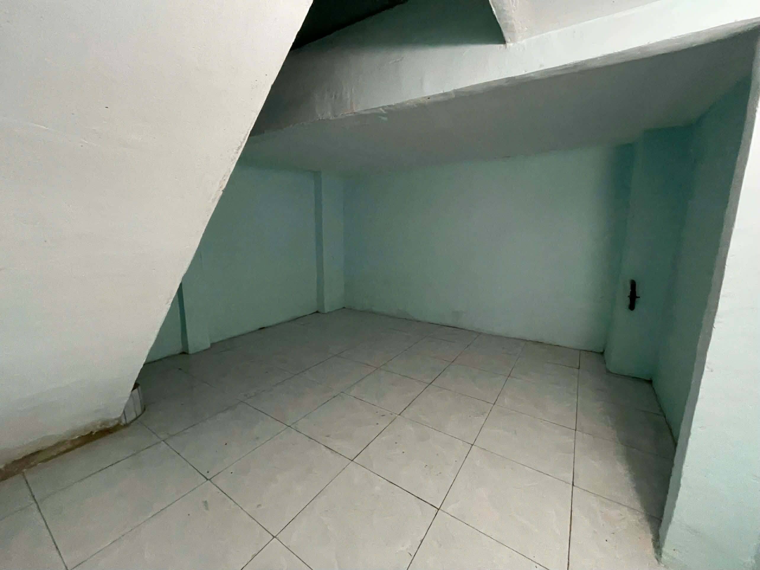 BÁN CĂN NHÀ LÀM CHDV NGAY CHỢ ĐÔNG QUANG, HƯƠNG LỘ 80B, HIỆP THÀNH, Q12Dt: 4m x 24m. 