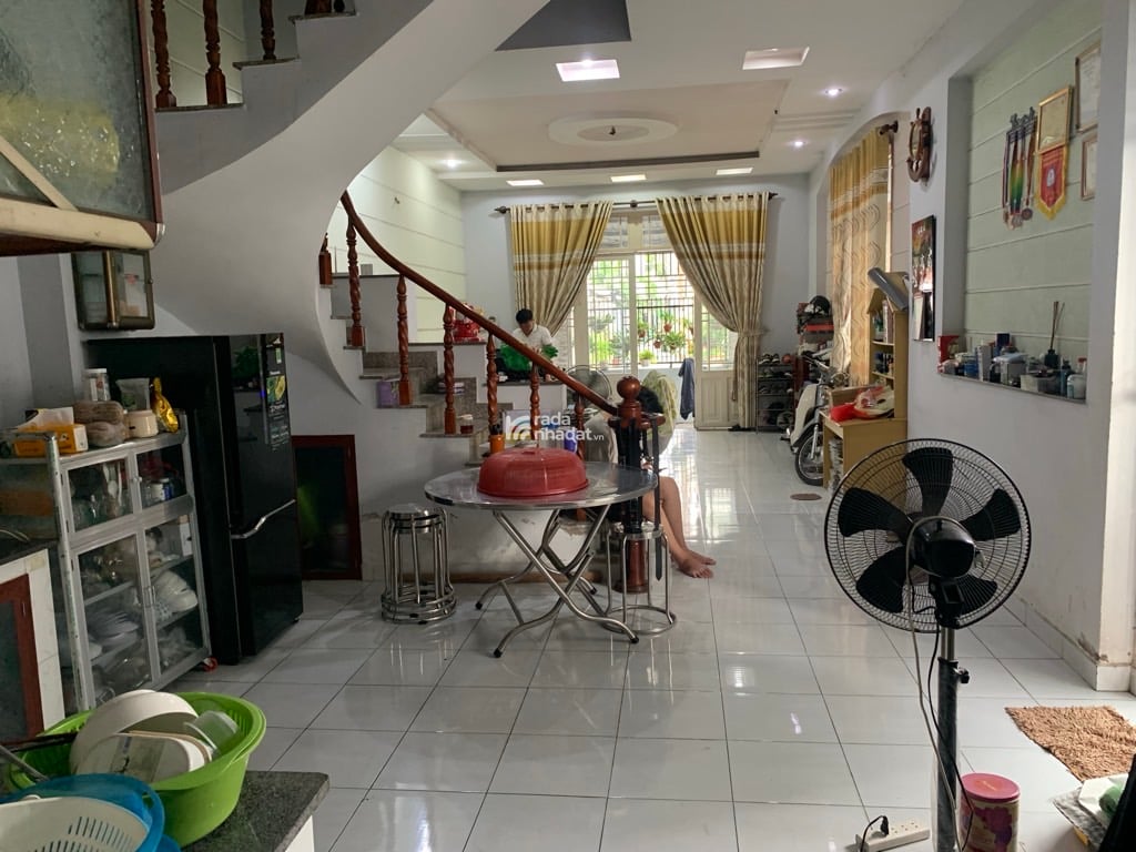 NHÀ TO ĐẸP, HẺM THÔNG XE HƠI TRÁNH NHAU, SÁT MT QL13, 6,5X17 CHỈ 7,5 TỶ