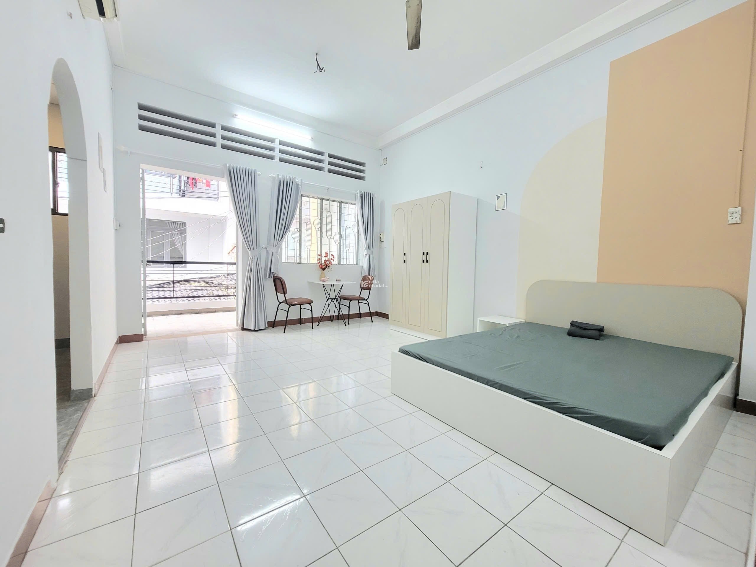Căn Hộ Tách Bếp Có Ban Công Quận 10 Gần Đại Học Kinh Tế, Vạn Hạnh Mall