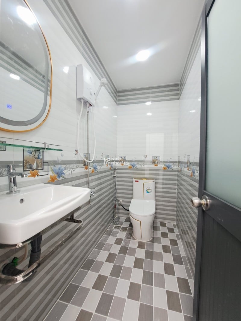 CẠNH Q6 - HXH THÔNG - 65M2( 4.2 x15 ), 2 TẦNG ĐÚC MỚI 100% - CHỈ NHỈNH 5 TỶ