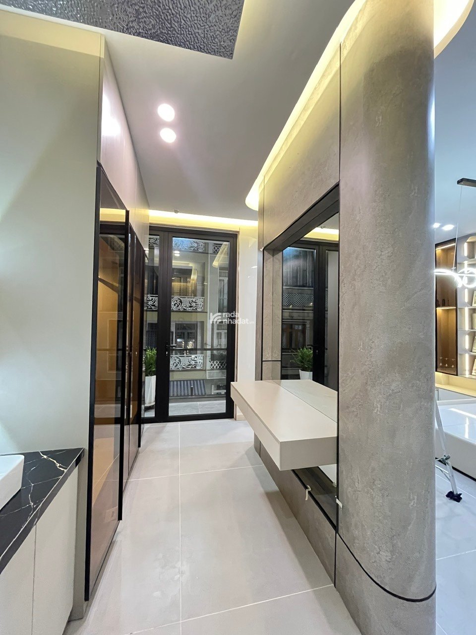 Nhà mặt tiền kinh doanh Ngay daaij Học Kinh tế sài Gòn quận 10 (DT 4x28m) 5 tầng tiện ở liền