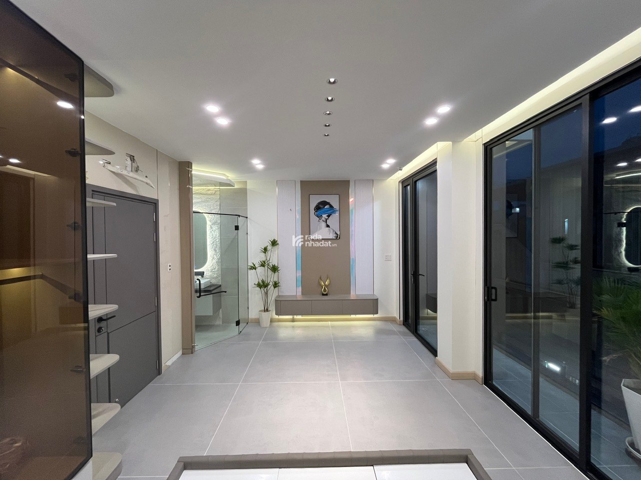 Nhà mặt tiền kinh doanh Ngay daaij Học Kinh tế sài Gòn quận 10 (DT 4x28m) 5 tầng tiện ở liền