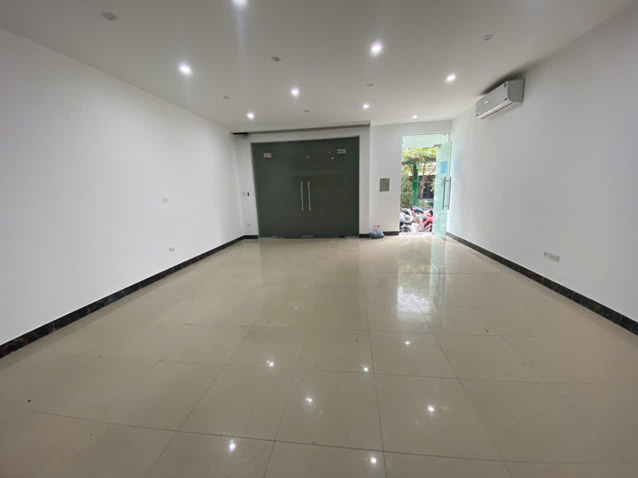 Cho thuê nhà Vinhomes Gardenia - Hàm Nghi - Mỹ Đình DT 93m2, MT 6m, 5 tầng thông sàn, giá 50 triệu