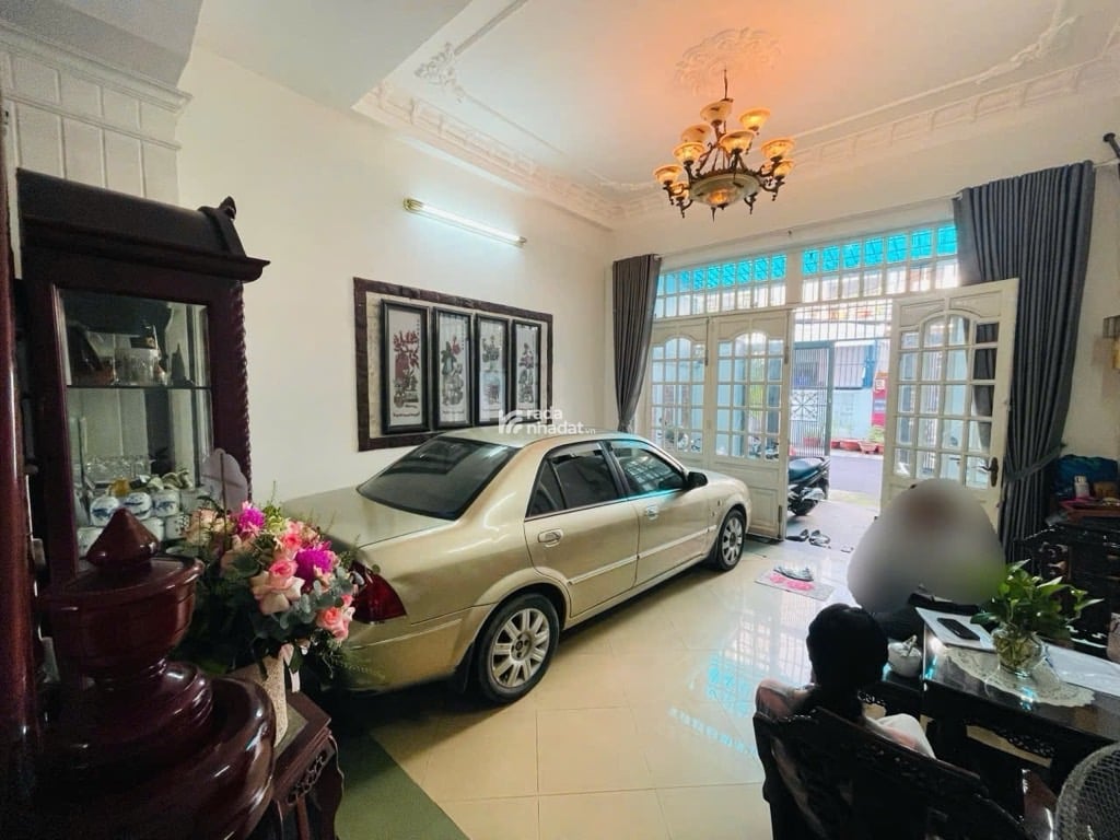 Đặc điểm: Ngay ủy ban nhân dân Quận , Bệnh viện , Trung tâm thương mại , Trường học các cấp 