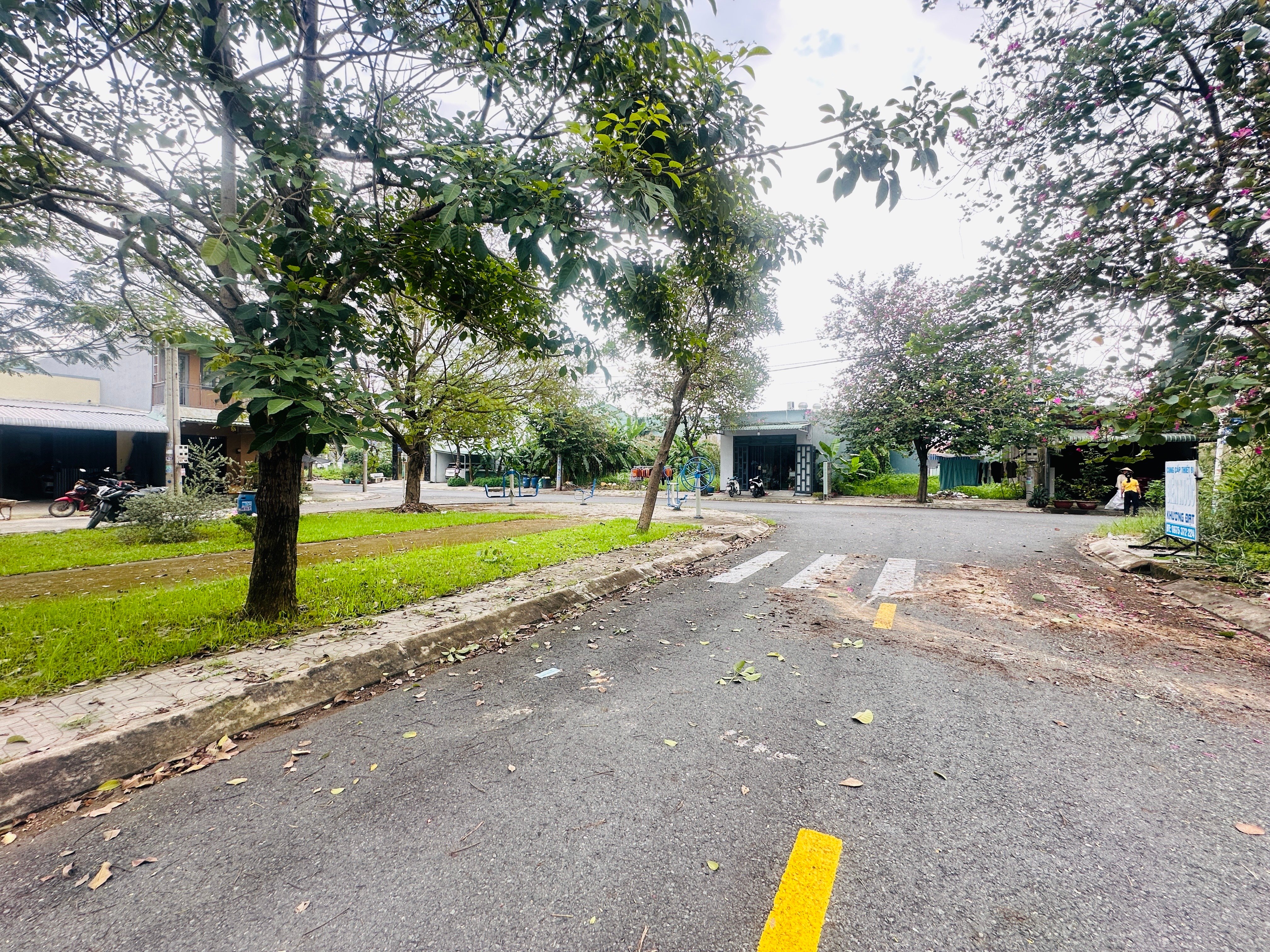 chính chủ cần bán lô đất đối diện công viên, sát chợ xuyên á dt 5x18