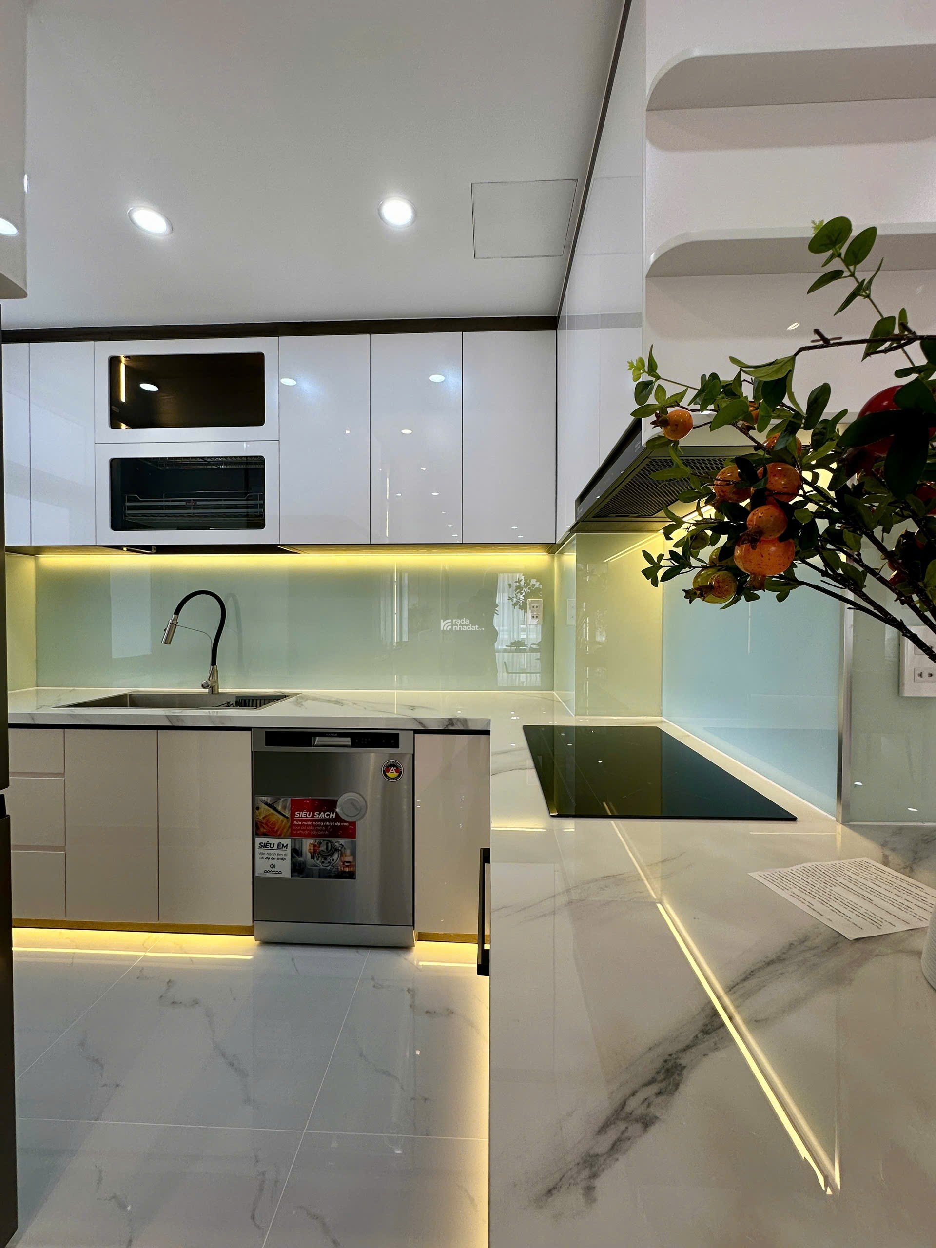 Bán nhanh căn hộ Sky garden 3, PMH, Q7, DT 74m2, Tk 3PN nhà mới đẹp, giá chỉ 6,1 tỷ 