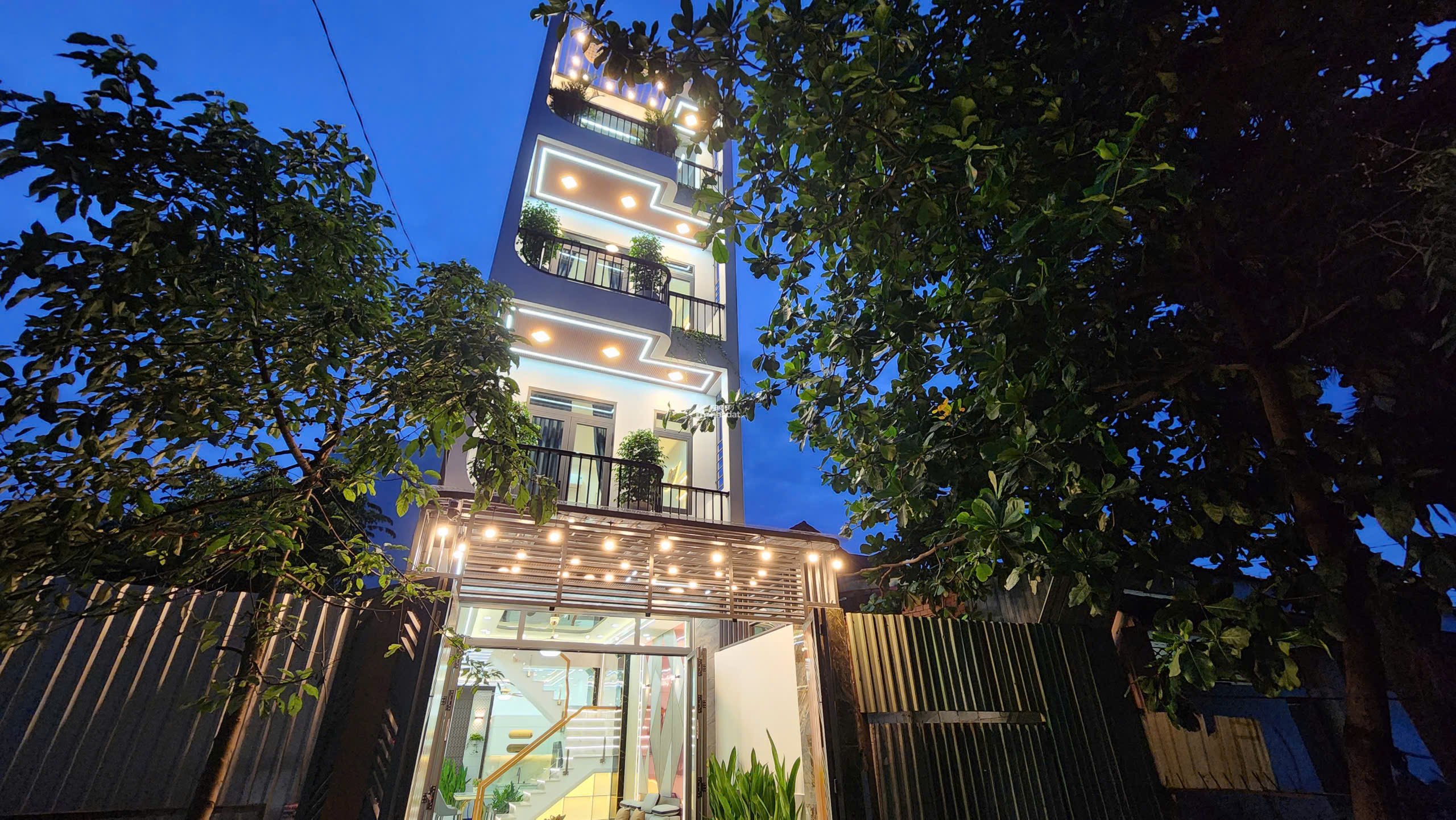 NHÀ PHỐ CAO CẤP - 1/ LÂM THỊ HỐ, QUẬN 12 - 3 TỶ NHẬN NHÀ