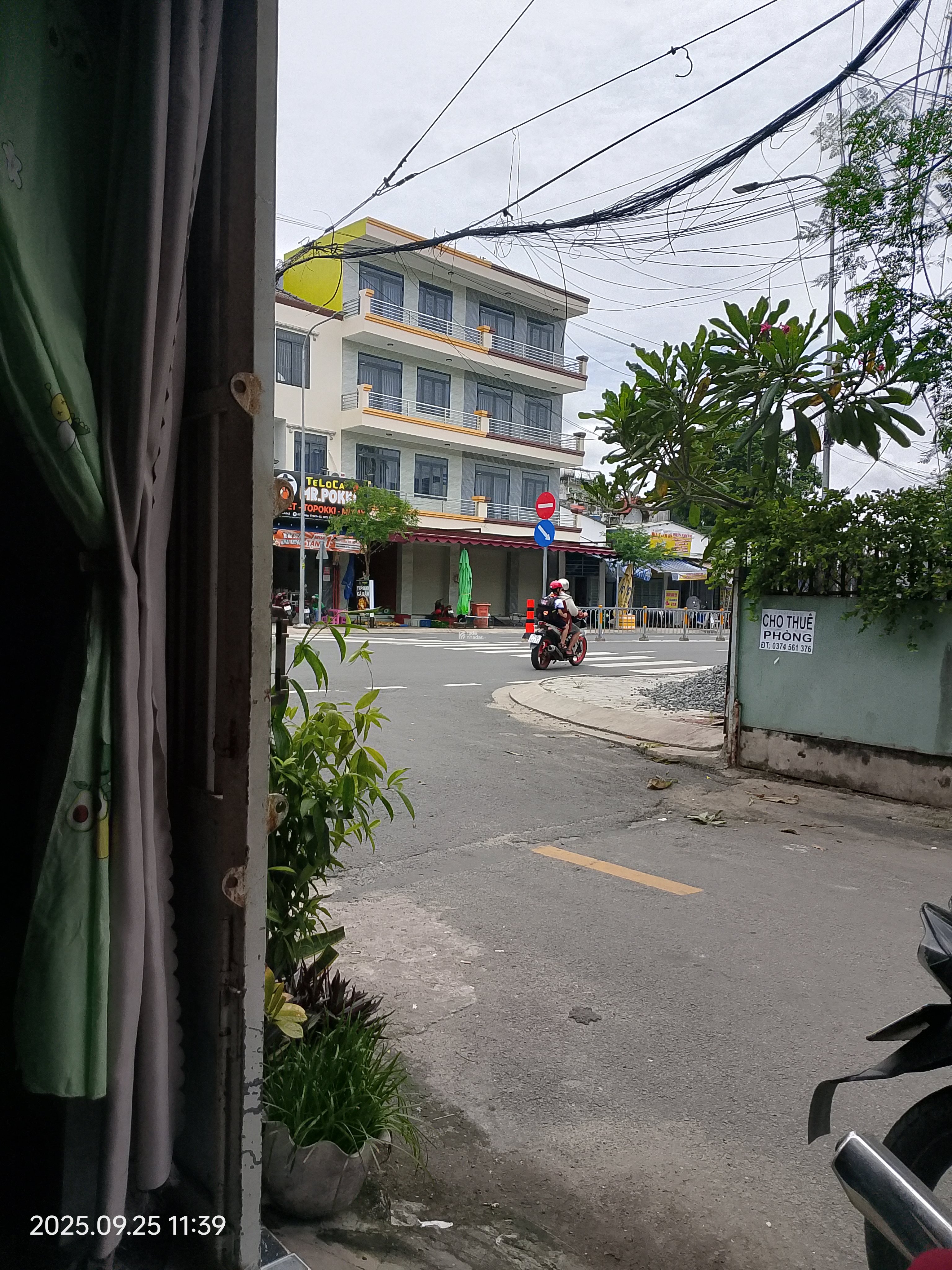 Cần bán nhà mặt tiền đường khu dân cư 