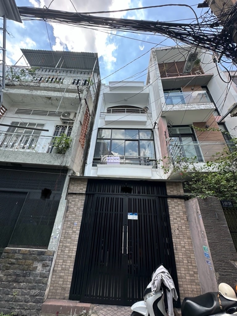 BÁN NHÀ 3 TẦNG - KHU VIP DÂN TRÍ - GẦN CMT8 - GIÁP Q10 - Q3- NGAY CÔNG VIÊN LÊ THỊ RIÊNG