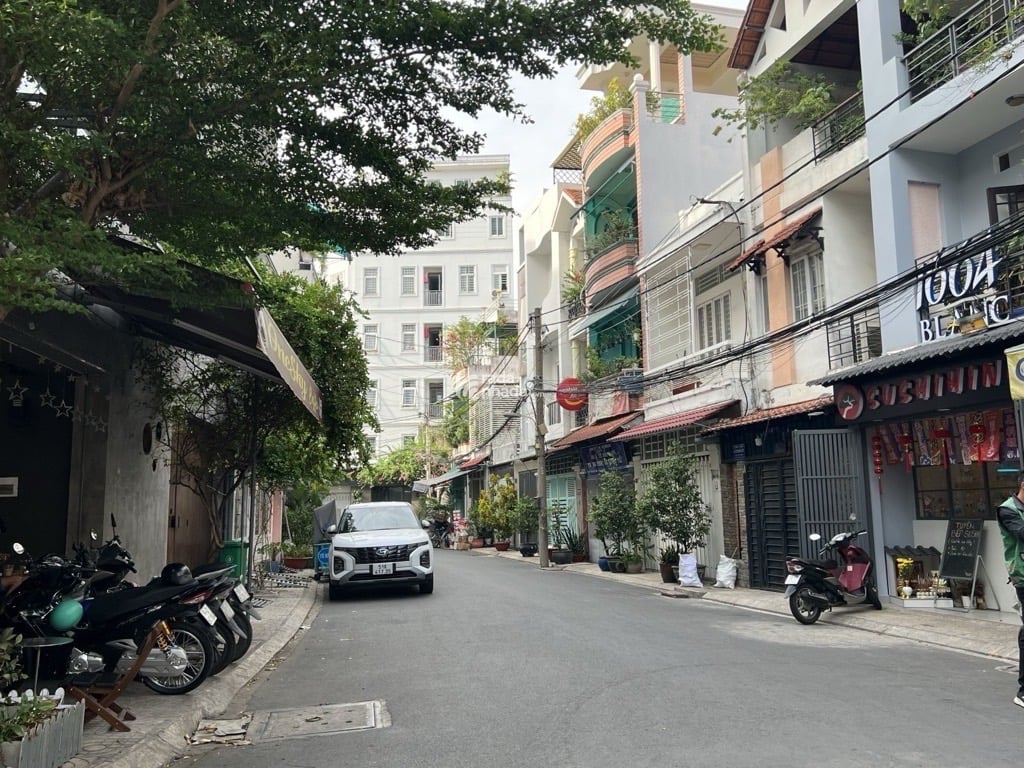 NGAY GẦN CHỢ, HOÀNG HOA THÁM, TÂN BÌNH, 55M2 CÓ KC Ở NGAY. GIẢM 350TR CHỈ CÒN 11T TL 