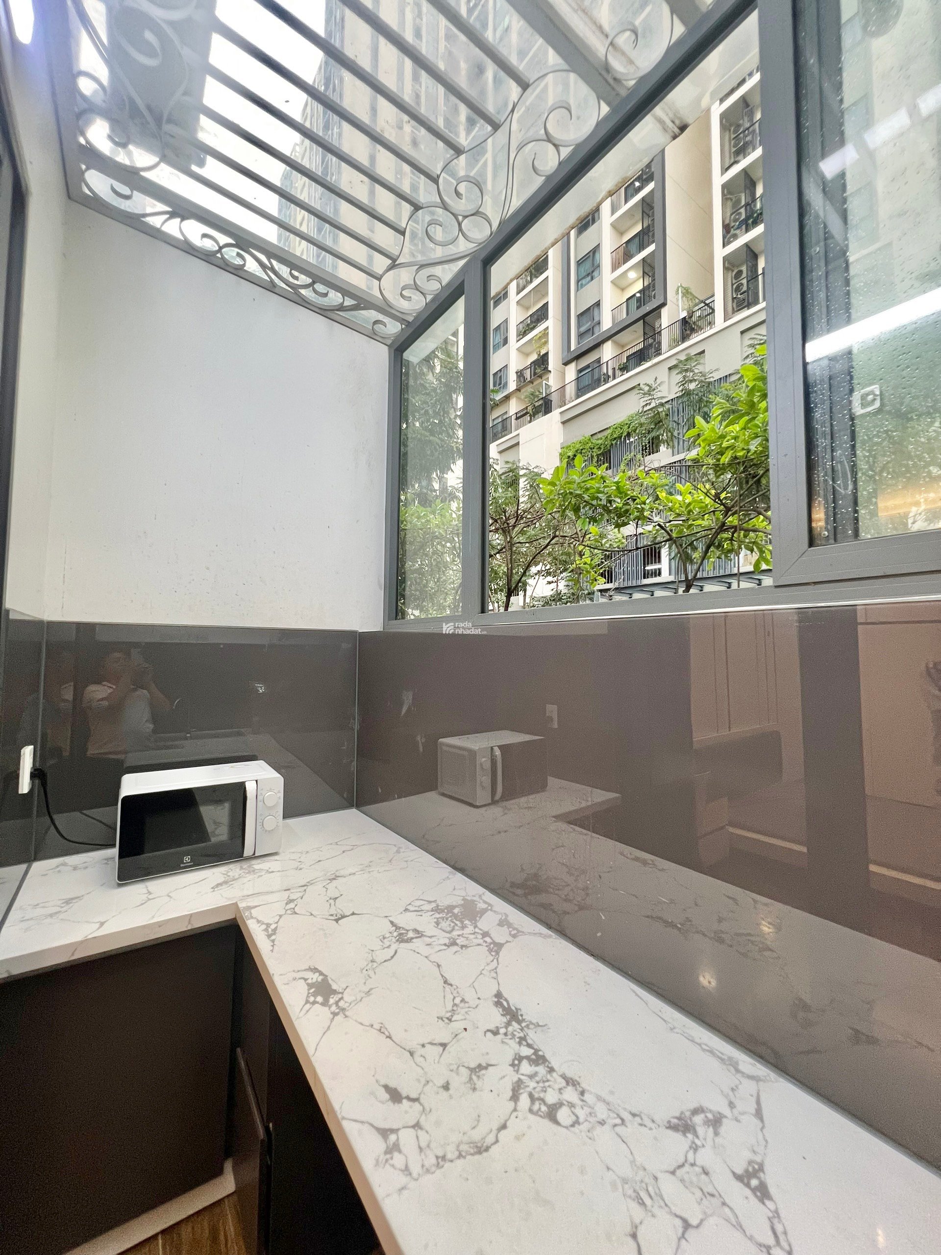 Cho thuê căn hộ tại quận 10, đầy đủ nội thất như hình, gần tòa nhà viettel, công trường dân chủ