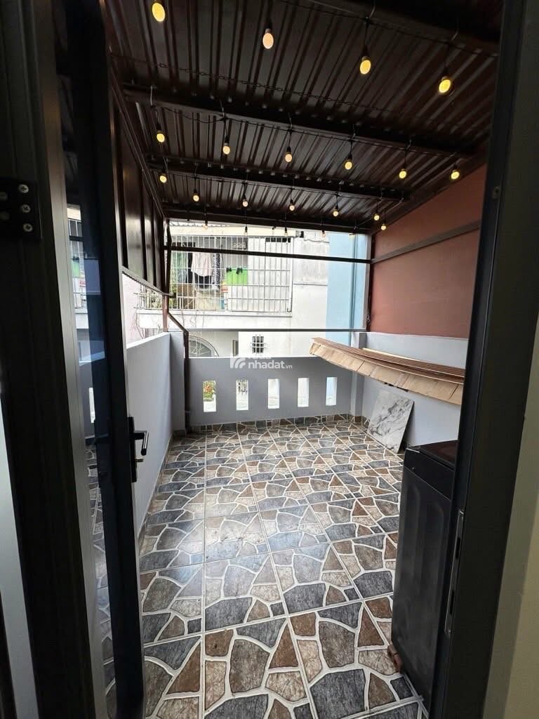 NHÀ ĐẸP 4 TẦNG - HẺM XE HƠI - QUẬN 5 GIÁP QUẬN 1 - DÒNG TIỀN 17tr/Tháng