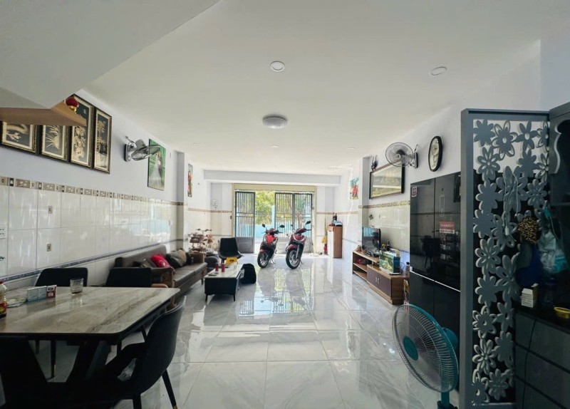 Bán Nhà Mặt Tiền 3 Tầng - Kinh Doanh - Tân Phú Q9. Giá Chỉ 8 Tỷ
