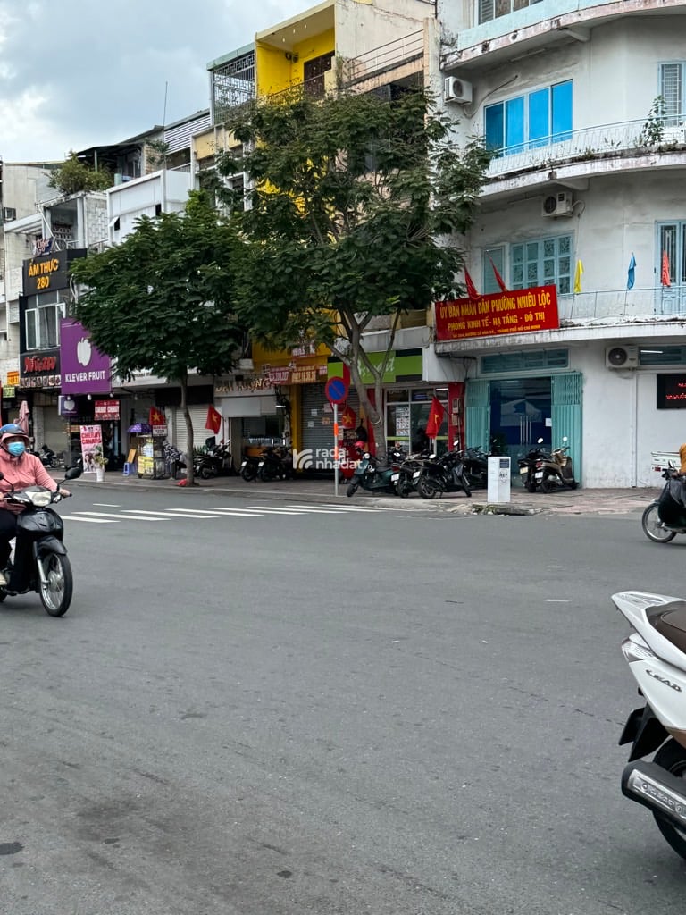 MT KINH DOANH NGAY CHỢ NGUYỄN VĂN TRỖI -  LÊ VĂN SỸ -P.13- Q.3- DT: 4.1*21M - 20 TỶ
