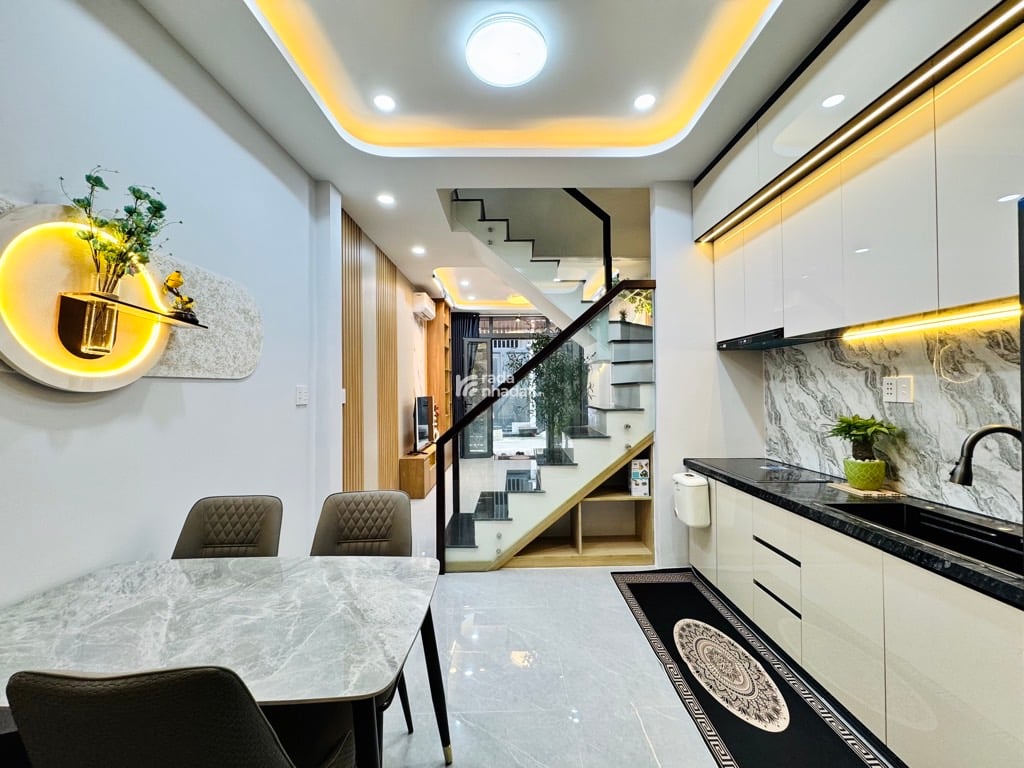 SÁT SÂN BAY, HẺM XE HƠI HOÀNG VĂN THỤ, PHÚ NHUẬN, 37M2 CÓ KC Ở NGAY. GIẢM 350TR CHỈ CÒN 8.85T