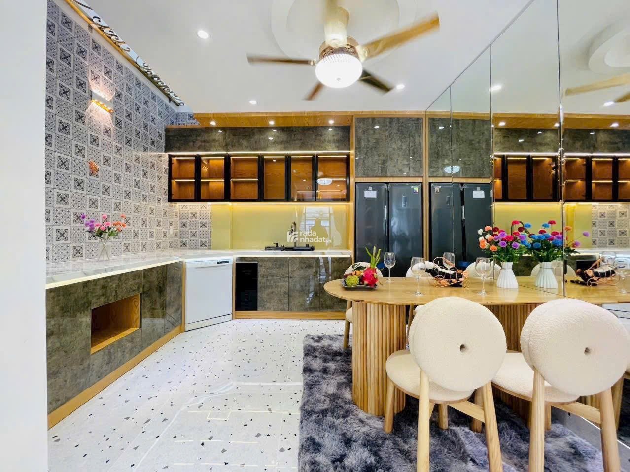 BÁN NHÀ 6 tỷ 550 68,9m2 Tôn Đản P15 Quận 4 HCM