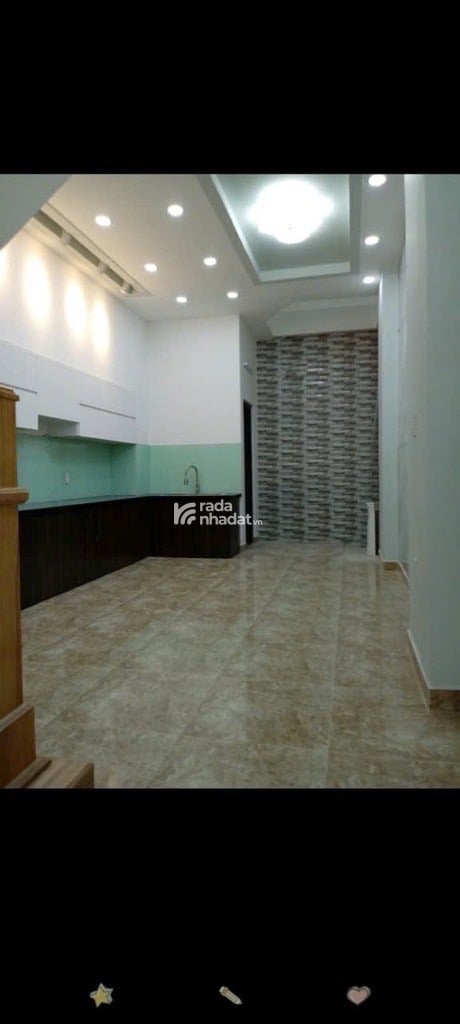 Diện tích:4x17mKết cấu:1 trệt 3 lầu 6 phòng ngủ 1 sân thượng trước sau Gần chợ trường học các cấp