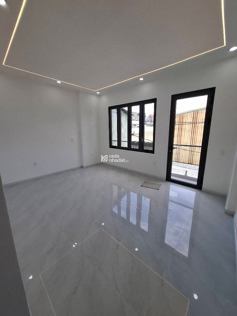 Kết cấu: Số tầng: (gồm 1 trệt, 2 lầu, ban công, sân thượng,...) đúc chắc chắn, có 4PN, 5WC